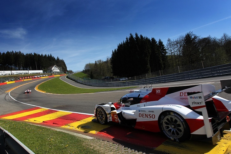 Der Toyota TS050 Hybrid von Anthony Davidson/Sébastien Buemi/Kazuki Nakajima zeigt der Konkurrenz aktuell die Heckleuten