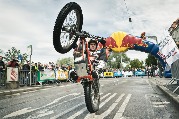 Doug Lampkin ist ein Künstler auf dem Motorrad