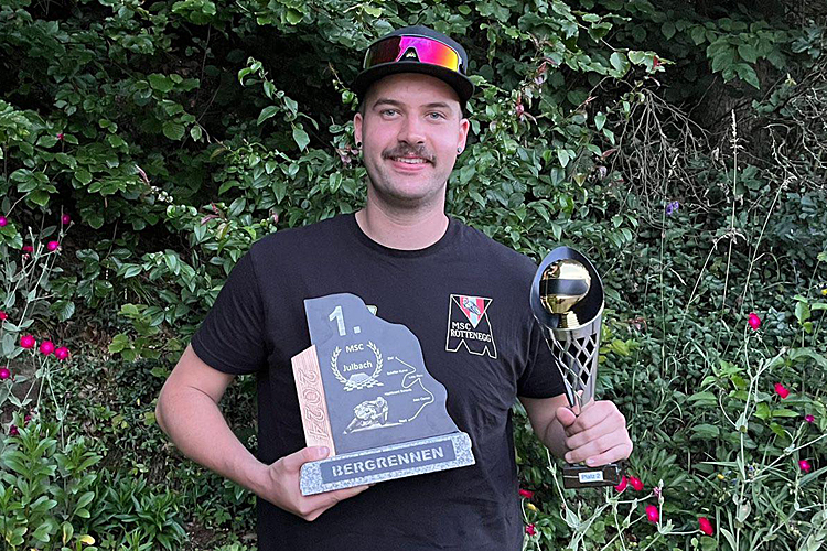 Thomas Altendorfer mit den Pokalen für seinen Klassensieg in Julbach