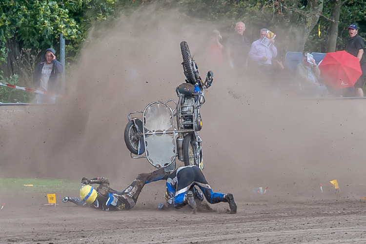 Markus Brandhofer und Tim Scheunemann stürzten im Finale von Rastede schwer