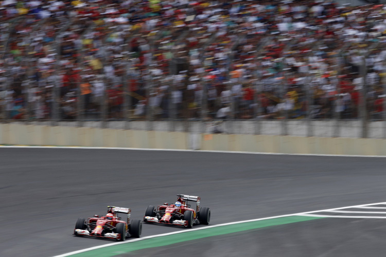 Kimi Räikkönen vor Fernando Alonso in Interlagos