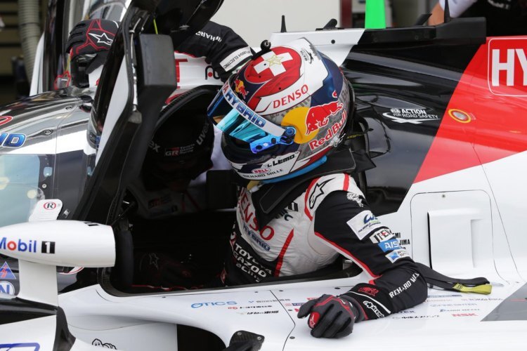Sébastien Buemi steigt aus dem Toyota TS050 Hybrid, nachdem er die Bestzeit bei der FIA WEC in Fuji gefahren hat