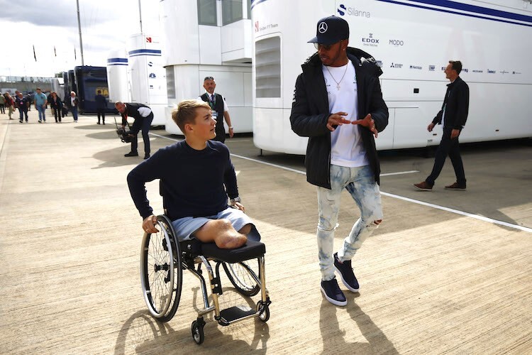 Billy Monger mit Lewis Hamilton