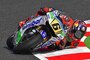 Stefan Bradl 2013 in Barcelona: Mit dem kompletten Oberarm auf der Fahrbahn
