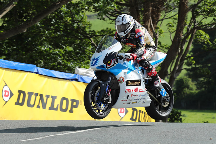 Der Brite Michael Rutter springt elegant über die Ballaugh Bridge