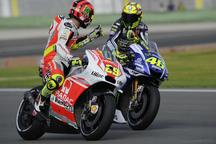 Gratulation in der Auslaufrunde: Andrea Iannone und Valentino Rossi