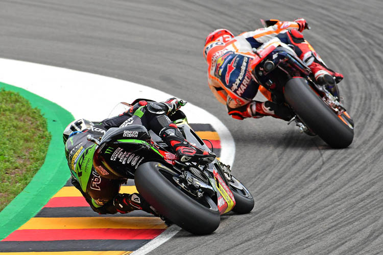 Sachsenring: Jonas Folger im Rennen auf der Verfolgung von Marc Márquez