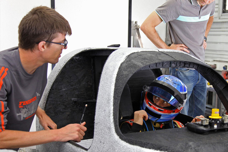 Nico Prost bei einer Sitzprobe im Modell des R-One