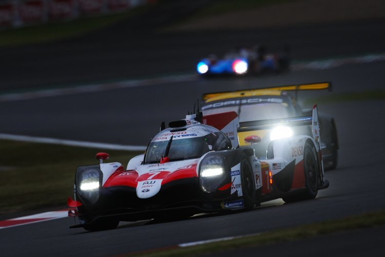 Der Toyota TS050 Hybrid von Mike Conway, Kamui Kobayashi und José María López führt die 6h der FIA WEC in Fuji an