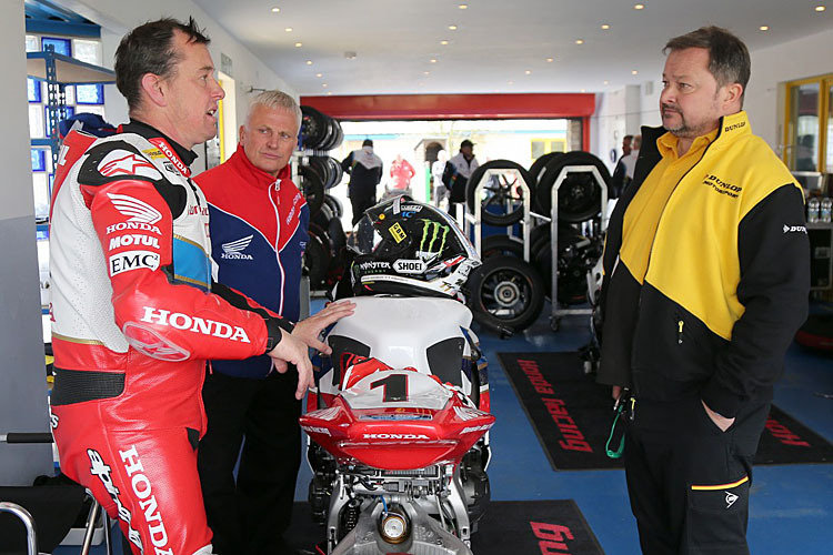 John McGuinness (li.) mit Teamchef Neil Tuxworth und Dunlop-Techniker