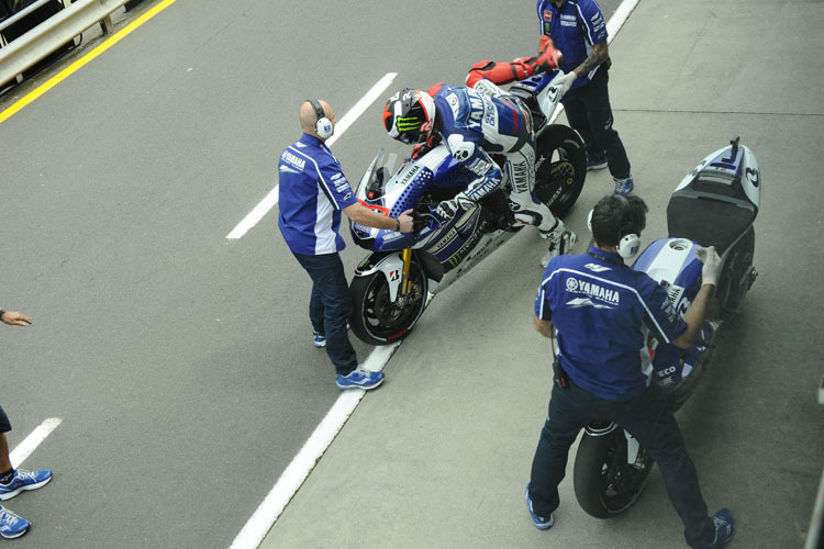 Sorgfältig vorbereitet: Jorge Lorenzo beim Boxenstopp in der zehnten Runde