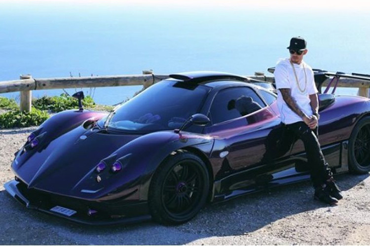 Lewis Hamilton mit seinem Sportwagen