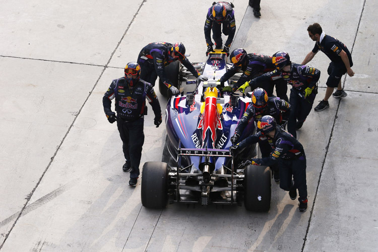 Das kostete Zeit: Das Red Bull Racing-Team musste Daniel Ricciardo noch einmal zurückschieben