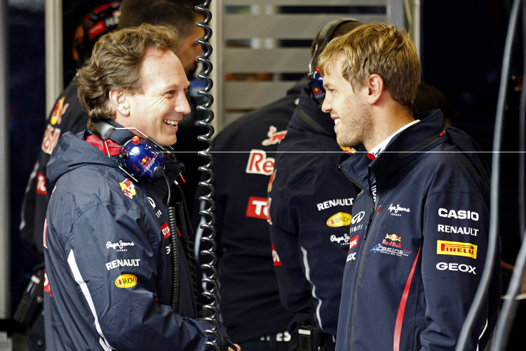 Christian Horner und Sebastian Vettel freuen sich über den Sieg.