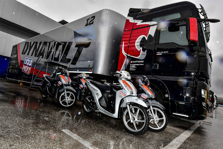 Das Dynavolt Intact GP Team im regnerischen Jerez