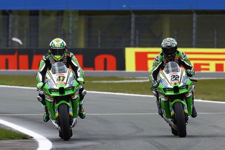 Die Kawasaki-Werkspiloten Axel Bassani und Alex Lowes (v.l.)