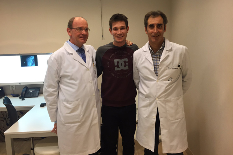 Jason Doyle mit seinen Ärzten in Barcelona