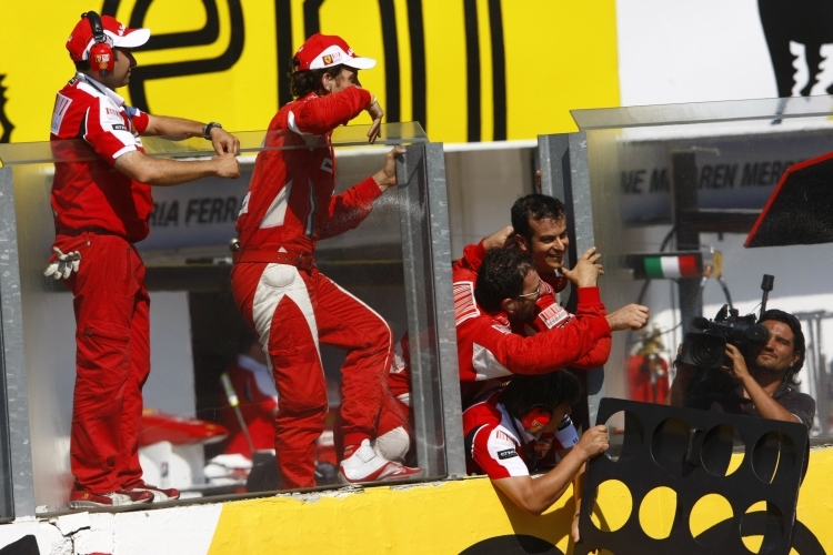 Das Ferrari Team feiert Fernando Alonso