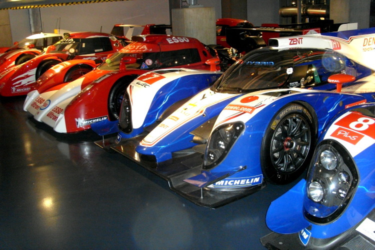 Blick auf die Front von Toyota TS030 (blau) und TS020 (rot)