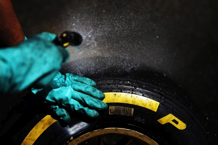 Ein Mechaniker reinigt einen Reifen