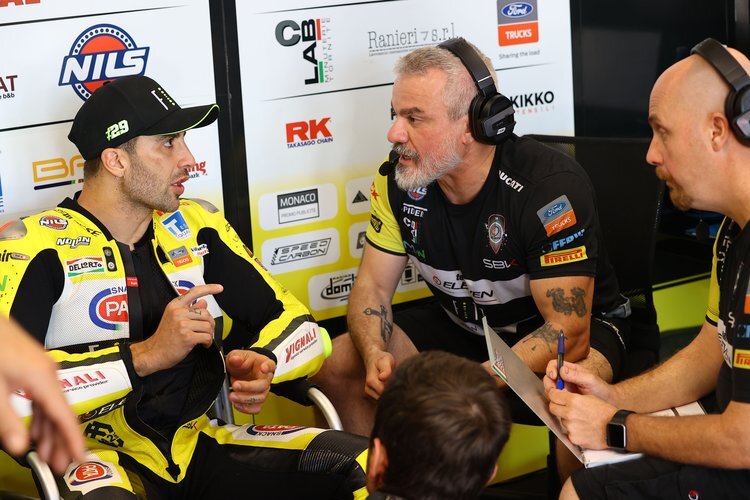 Andrea Iannone und seine Crew diskutieren