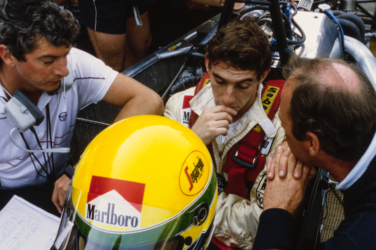 Pat Symonds (links) am Toleman-Rennwagen mit Ayrton Senna, rechts Ex-GP-Pilot Peter Gethin, damals Team-Manager von Toleman