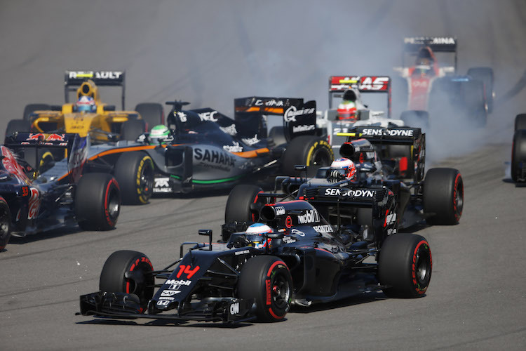 Fernando Alonso entgeht dem Getümmel in der ersten Kurve in Sotschi