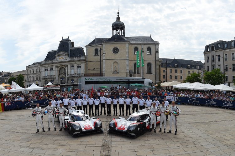 Porsche liegt nach Start in Le Mans hinter Toyota