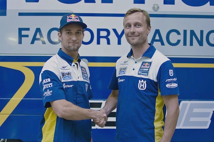  Max Nagl besiegelt seinen Vertrag mit Team-Manager Antti Pyrhönen