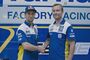 Max Nagl besiegelt seinen Vertrag mit Team-Manager Antti Pyrhönen
