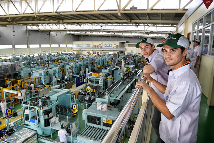 Pedrosa und Márquez in den Produktionshallen der Karawang-Fabrik 