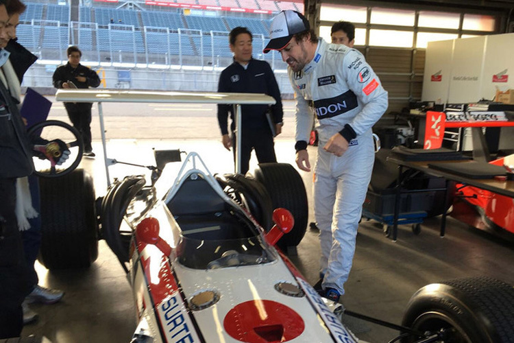 Fernando Alonso schaut sich den Honda-Renner von John Surtees an