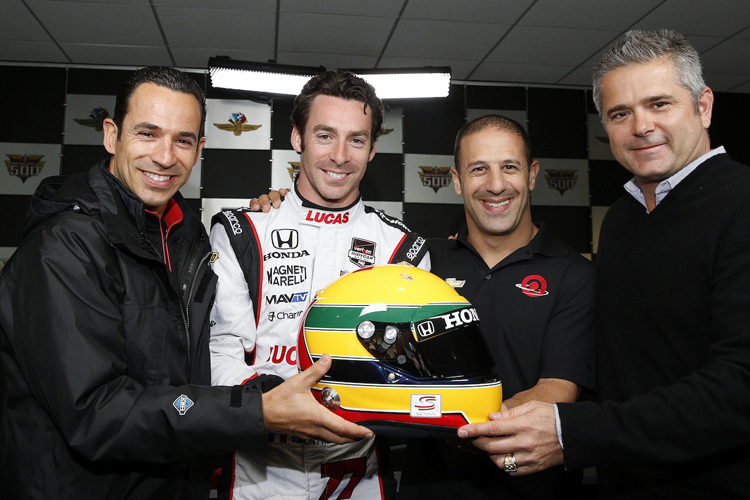 Simon Pagenaud (mit Senna-Helm) zusammen mit (von links) Helio Castroneves, Tony Kanaan und Gil de Ferran