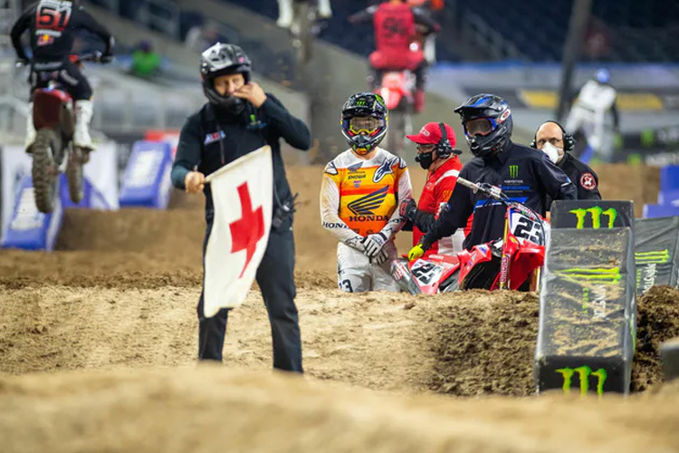 Der Stein des Anstoßes: Roczen (im Hintergrund) soll bei geschwenkter Flagge gesprungen sein