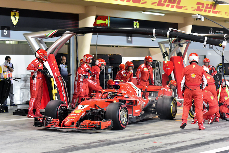Kimi Räikkönen hat grünes Licht erhalten. Beachten Sie die Reifentypen