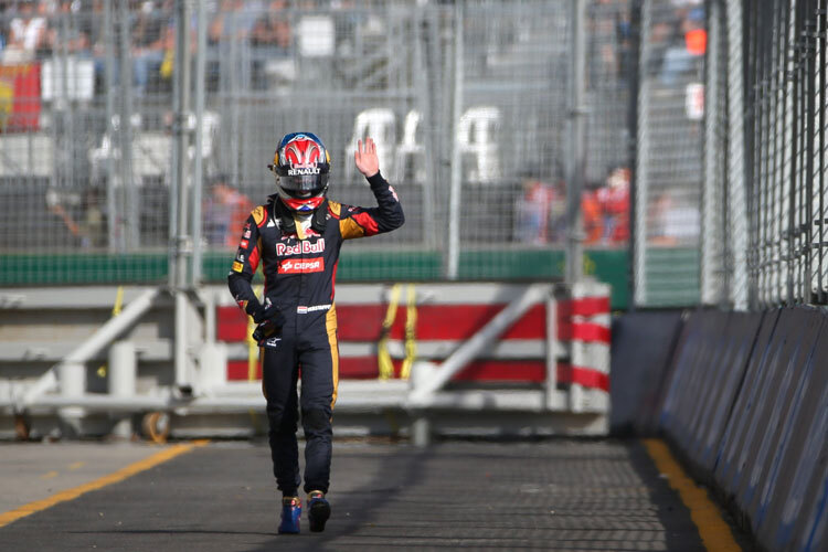 Max Verstappen zu Fuß auf dem Weg zurück zur Box