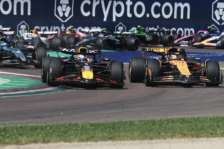 Max Verstappen gegen Oscar Piastri in Imola, links George Russell