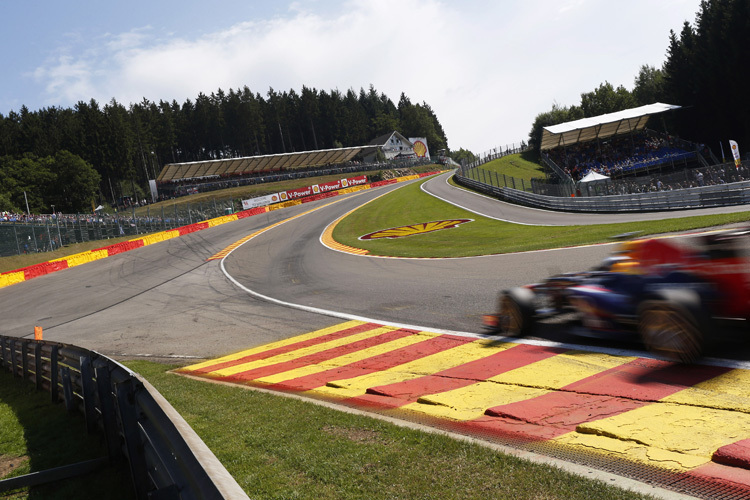 Sebastian Vettel sticht in die Eau Rouge hinein