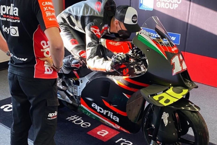 Maverick Viñales zeigt sich erstmals auf dem MotoGP-Bike seines neuen Arbeitgebers Aprilia