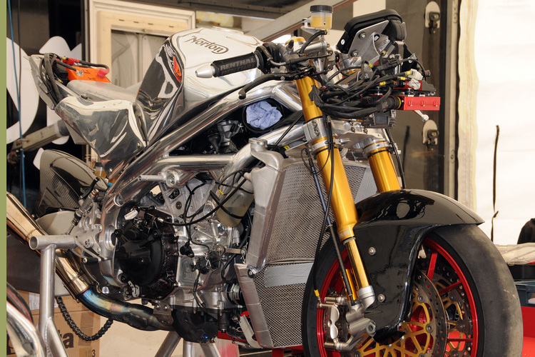 Die Norton-Aprilia mit dem 230 PS starken RSV-4-Motor