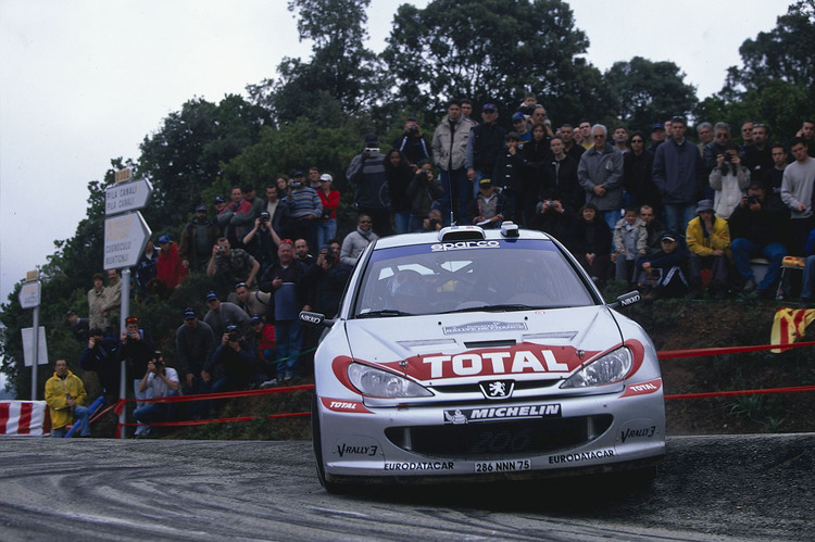 Bis 2008 fand die Rallye Frankreich auf Korsika statt. Im Bild das Peugeot-Werksteam Gilles und Hervé Panizzi aus dem Jahr 2002. 