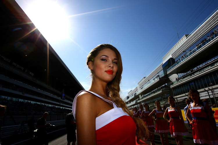 Win-Win-Situation: Sowohl die Grid Girls als auch die Fotografen und Fans geniessen die Präsentation vor dem Start