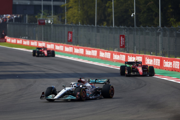 George Russell vor den beiden Ferrari