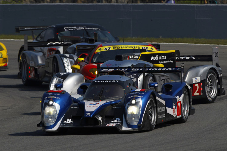 Hinter dem 908 von Bourdais erhält McNish den Treffer, der zur ersten Reparatur führt.
