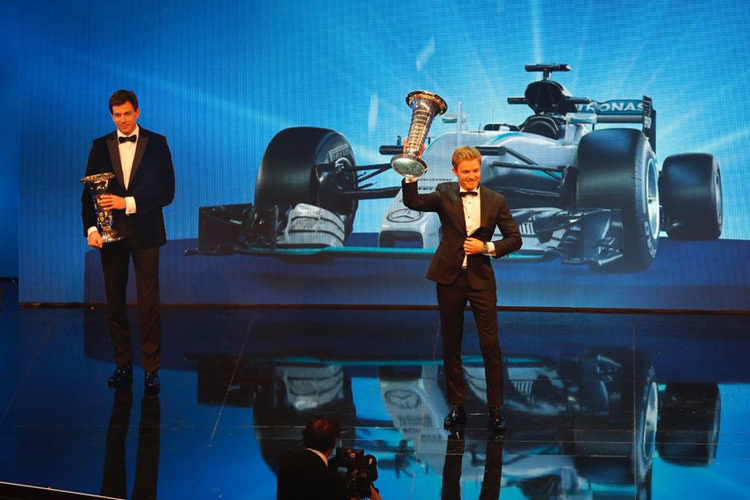 Toto Wolff und Nico Rosberg nahmen am Freitagabend noch die WM-Pokale in Wien entgegen, dann ging es nach Sindelfingen