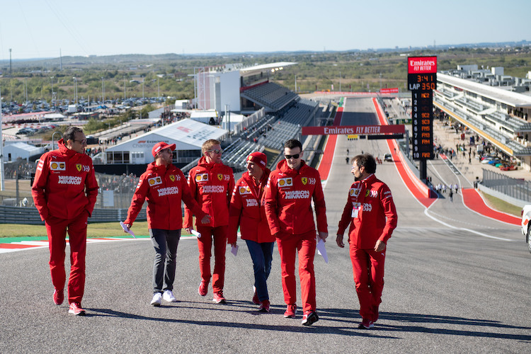 Sebastian Vettel und sein Team beim Pistenrundgang