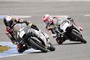 Teamarbeit bei KTM-Ajo: Jack Miller zeigt Rookie Hafiq Azmi die Linie und spendet Windschatten