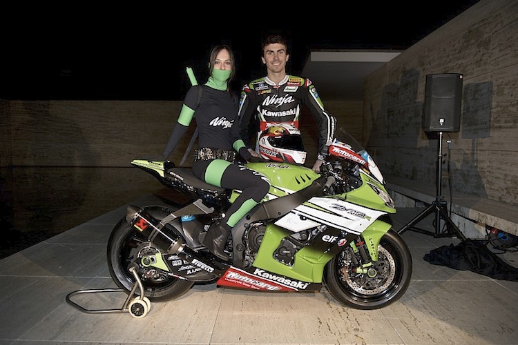 Loris Baz steht auf seine Kawasaki und auf Ninja Turtles