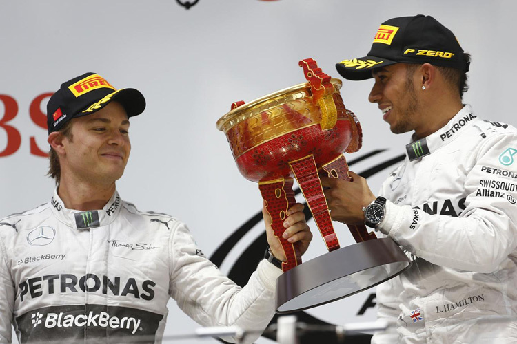 Nico Rosberg und Lewis Hamilton haben fast immer die Hand an einer Trophäe