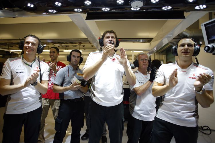Das McLaren Team freut sich über die Pole